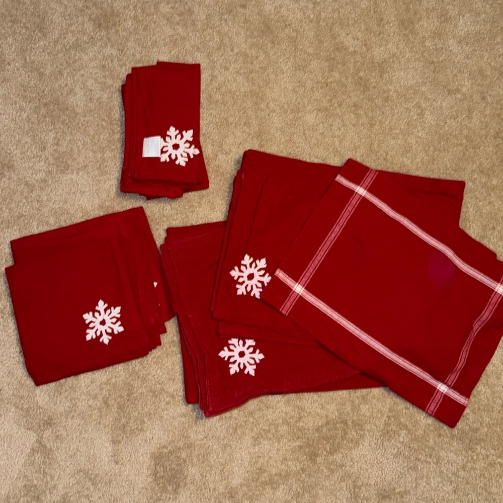 Christmas Table Linens, 24 pieces, Red & White, NEW & EUC